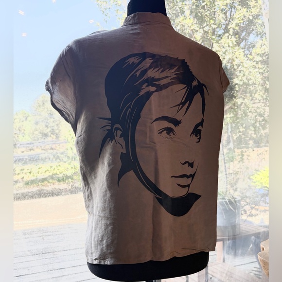 Vintage Tops - Vintage 80's era Silk Mandarin Collar Screen Print Art Tee Women's Fitted Blouse
